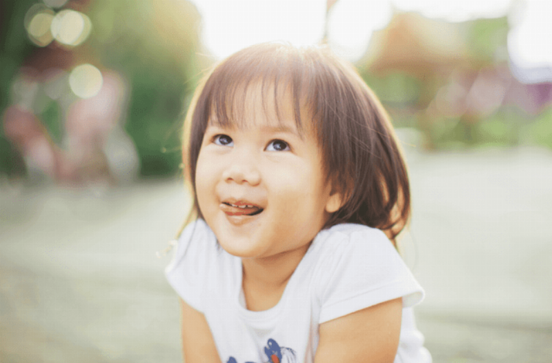 Một em bé và phụ huynh cùng đọc sách về các từ chỉ cảm xúc